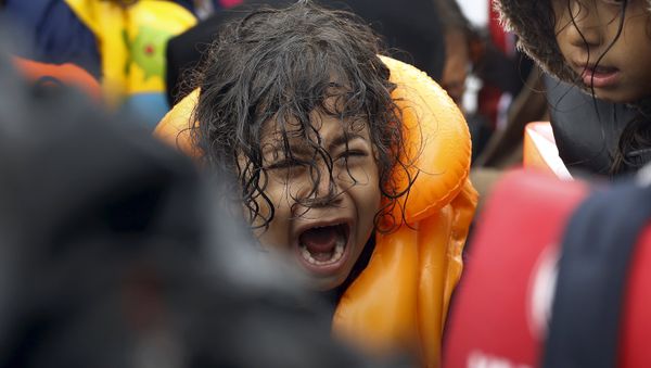A Syrian refugee child screams inside an overcrowded dinghy after crossing part of the Aegean Sea from Turkey to the Greek island of Lesbos September 23, 2015. - Sputnik International