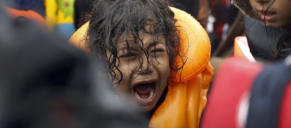A Syrian refugee child screams inside an overcrowded dinghy after crossing part of the Aegean Sea from Turkey to the Greek island of Lesbos September 23, 2015. - Sputnik International