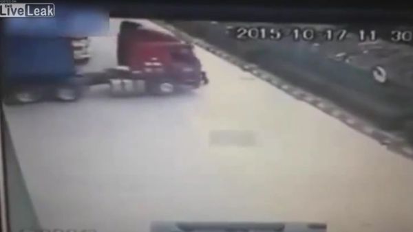 Man tries to stop rolling truck with bare hands - Sputnik International