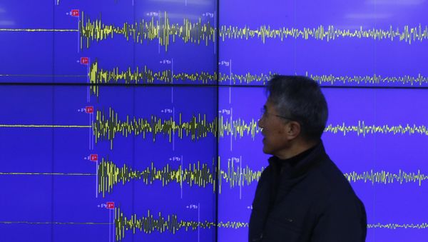 Earthquake and Volcano of the Korea Meteorological Administration Director General Yun Won-tae stands in front of a screen showing seismic waves that were measured in South Korea, in Seoul Wednesday, Jan. 6, 2016 - Sputnik International