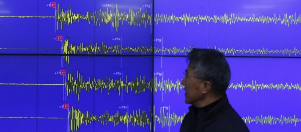 Earthquake and Volcano of the Korea Meteorological Administration Director General Yun Won-tae stands in front of a screen showing seismic waves that were measured in South Korea, in Seoul Wednesday, Jan. 6, 2016 - Sputnik International
