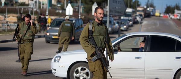 Israeli soldiers stand guard at the Gush Etzion junction in the Israeli occupied West Bank on the main road between Jerusalem and Hebron on January 5, 2016 Israeli soldiers stand guard at the Gush Etzion junction in the Israeli occupied West Bank on the main road between Jerusalem and Hebron on January 5, 2016 - Sputnik International