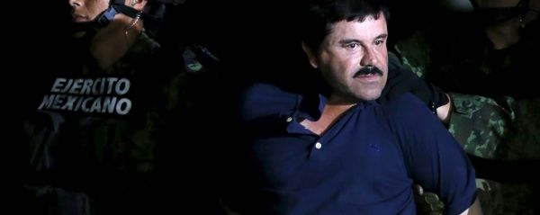 Recaptured drug lord Joaquin El Chapo Guzman is escorted by soldiers during a presentation in Mexico City, January 8, 2016 - Sputnik International