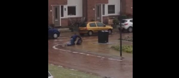 Guy cant put away his garbage because of the ice layered streets Guy cant put away his garbage because of the ice layered streets - Sputnik International
