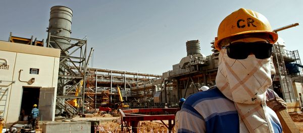 An Asian worker covers his face to protect it from the dust and the blazing sun at the site of Saudi Aramco's (the national oil company) Al-Khurais central oil processing facility under construction in the Saudi Arabian desert, 160 kms east of the capital Riyadh (File) An Asian worker covers his face to protect it from the dust and the blazing sun at the site of Saudi Aramco's (the national oil company) Al-Khurais central oil processing facility under construction in the Saudi Arabian desert, 160 kms east of the capital Riyadh (File) - Sputnik International