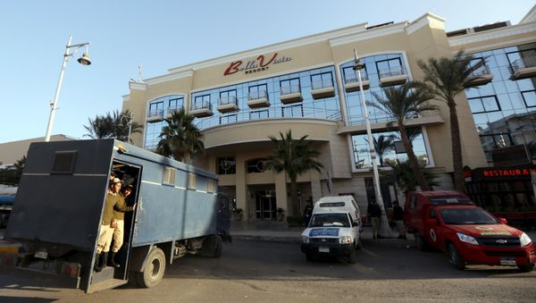 Egyptian security personnel guards the entrance to the Bella Vista Hotel in the Red Sea resort of Hurghada, Egypt, January 9, 2016 - Sputnik International