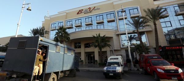 Egyptian security personnel guards the entrance to the Bella Vista Hotel in the Red Sea resort of Hurghada, Egypt, January 9, 2016 - Sputnik International