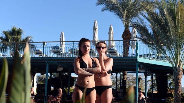 Tourists stand on the beach at the Bella Vista Hotel in Egypt's Red Sea resort of Hurghada on January 9, 2016, the day after the hotel came under attack by knife-wielding assailants, in the latest blow to the country's beleaguered tourism industry - Sputnik International