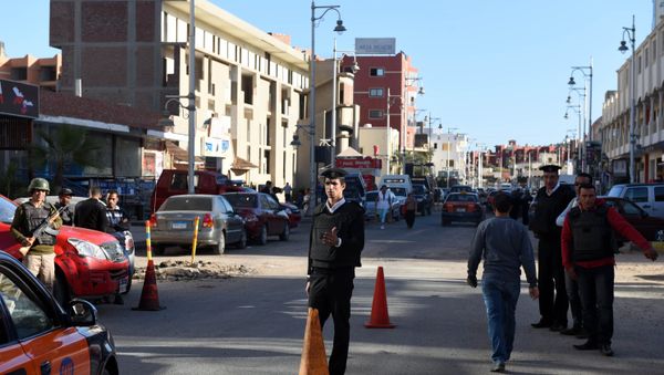 Egyptian police and security stand guard outside the Bella Vista Hotel in Egypt's Red Sea resort of Hurghada on January 9, 2016 - Sputnik International