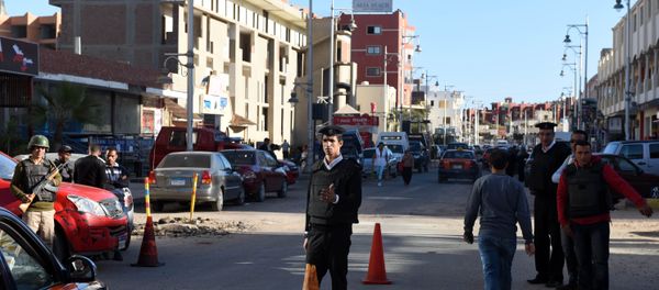 Egyptian police and security stand guard outside the Bella Vista Hotel in Egypt's Red Sea resort of Hurghada on January 9, 2016 - Sputnik International