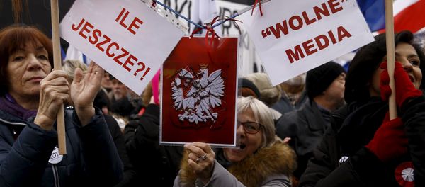 People gather during an anti-government demonstration for free media in front of the Polish television building in Warsaw, January 9, 2016 People gather during an anti-government demonstration for free media in front of the Polish television building in Warsaw, January 9, 2016 - Sputnik International