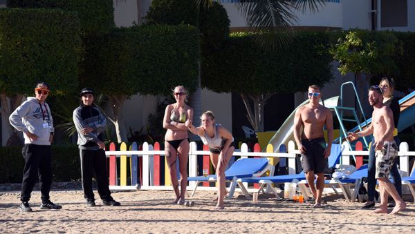 Tourists play bowels the beach at the Bella Vista Hotel in Egypt's Red Sea resort of Hurghada on January 9, 2016, the day after the hotel came under attack by knife-wielding assailants, in the latest blow to the country's beleaguered tourism industry - Sputnik International