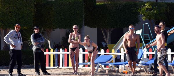 Tourists play bowels the beach at the Bella Vista Hotel in Egypt's Red Sea resort of Hurghada on January 9, 2016, the day after the hotel came under attack by knife-wielding assailants, in the latest blow to the country's beleaguered tourism industry - Sputnik International