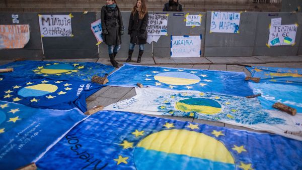 EU flags with the names of Ukrainian cities on it supporting integration of Ukraine with the EU - Sputnik International