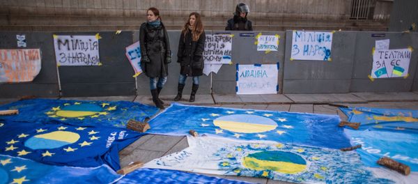 EU flags with the names of Ukrainian cities on it supporting integration of Ukraine with the EU - Sputnik International