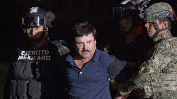 Mexican drug lord Joaquin El Chapo Guzman is escorted by army soldiers to a waiting helicopter, at a federal hangar in Mexico City, Friday, Jan. 8, 2016. Mexican drug lord Joaquin El Chapo Guzman is escorted by army soldiers to a waiting helicopter, at a federal hangar in Mexico City, Friday, Jan. 8, 2016. - Sputnik International