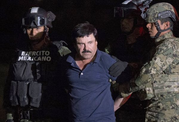 Mexican drug lord Joaquin El Chapo Guzman is escorted by army soldiers to a waiting helicopter, at a federal hangar in Mexico City, Friday, Jan. 8, 2016. - Sputnik International