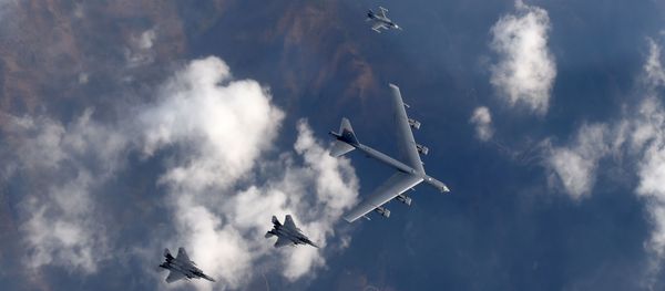 This picture taken by the Republic of Korea Air Force on January 10, 2016 and released via Yonhap news agency shows a US B-52 Stratofortress (C) flying with South Korean F-15K fighter jets (bottom) and US F-16 fighter jets (top) over South Korea This picture taken by the Republic of Korea Air Force on January 10, 2016 and released via Yonhap news agency shows a US B-52 Stratofortress (C) flying with South Korean F-15K fighter jets (bottom) and US F-16 fighter jets (top) over South Korea - Sputnik International