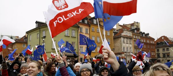 People hold EU and Polish flags as they gather during a pro-democracy demonstration at the Old Town in Warsaw, Poland January 9, 2016 - Sputnik International