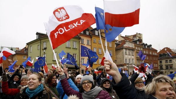 People hold EU and Polish flags as they gather during a pro-democracy demonstration at the Old Town in Warsaw, Poland January 9, 2016 People hold EU and Polish flags as they gather during a pro-democracy demonstration at the Old Town in Warsaw, Poland January 9, 2016 - Sputnik International