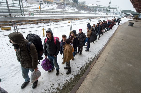 Refugees walk to a chartered train at the railway station of Passau, Germany Tuesday Jan. 5, 2016. Refugees walk to a chartered train at the railway station of Passau, Germany Tuesday Jan. 5, 2016. - Sputnik International