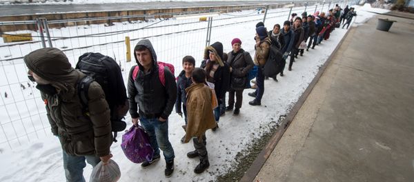 Refugees walk to a chartered train at the railway station of Passau, Germany Tuesday Jan. 5, 2016 - Sputnik International