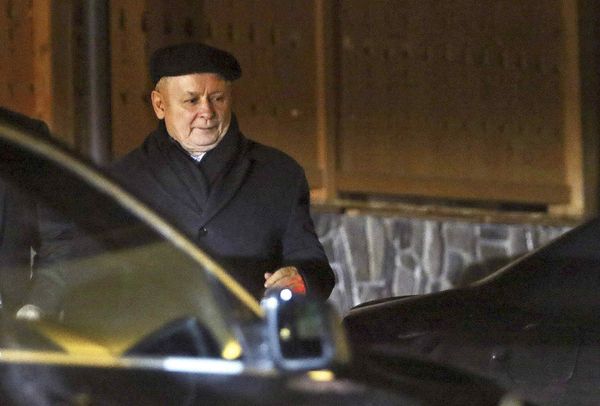 Jaroslaw Kaczynski, leader of Poland's ruling Law and Justice party (PiS) leaves a guest house Zielona Owieczka after a meeting with Hungarian Prime Minister Viktor Orban in Niedzica, Poland January 6, 2016 Jaroslaw Kaczynski, leader of Poland's ruling Law and Justice party (PiS) leaves a guest house Zielona Owieczka after a meeting with Hungarian Prime Minister Viktor Orban in Niedzica, Poland January 6, 2016 - Sputnik International