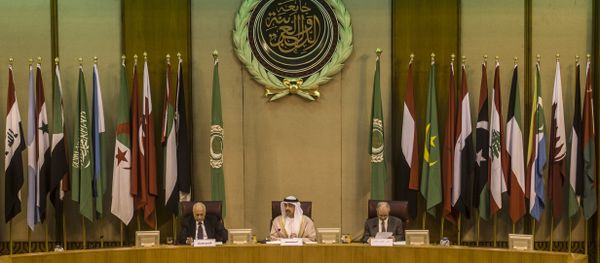 Emirati Foreign Minister Sheikh Abdullah bin Zayed al-Nahyan (C), Arab League chief Nabil al-Arabi (L), and Arab League deputy Ahmed bin Helli (R) attend an emergency meeting of Arab foreign ministers in the Egyptian capital Cairo on January 10, 2016 - Sputnik International