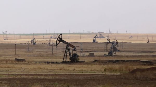 Oil well pumps are seen in the Rmeilane oil field in Syria's northerneastern Hasakeh province Oil well pumps are seen in the Rmeilane oil field in Syria's northerneastern Hasakeh province - Sputnik International