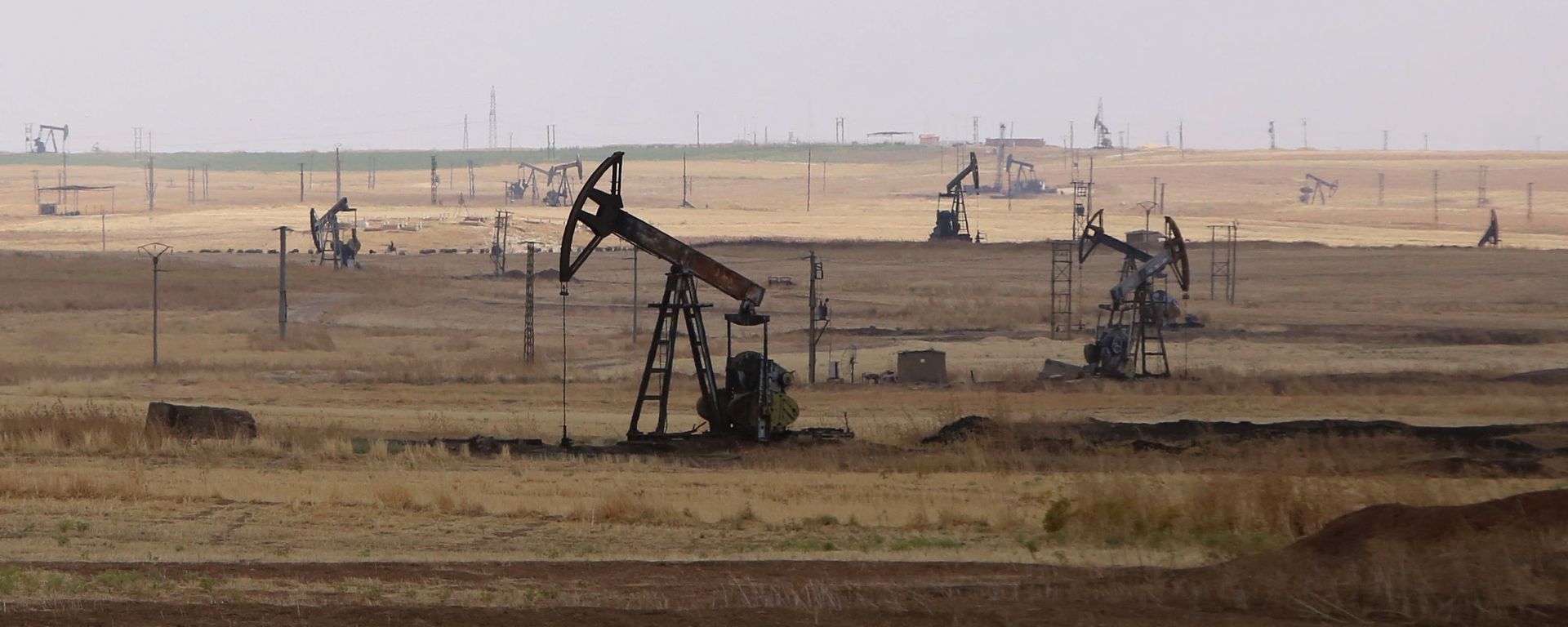 Oil well pumps are seen in the Rmeilane oil field in Syria's northerneastern Hasakeh province - Sputnik International, 1920, 13.11.2023