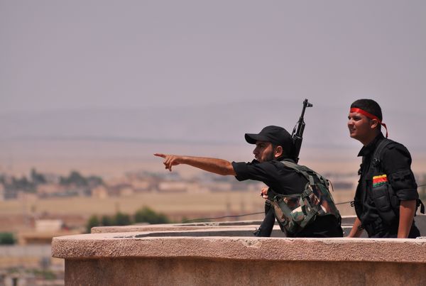 Fighters from the Kurdish People Protection Unit (YPG) monitor the horizon in the northeastern Syrian city of Hasakeh - Sputnik International