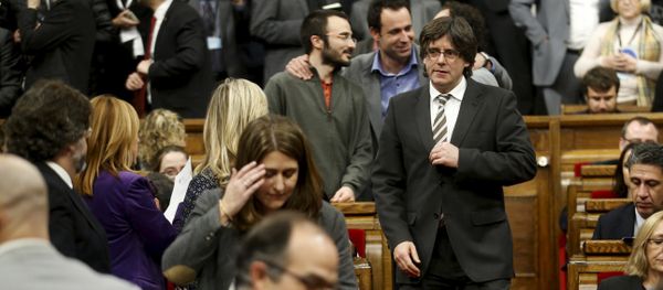Incoming Catalan President Carles Puigdemont (C) adjusts his jacket during the investiture session at the Catalunya Parliament in Barcelona, Spain, January 10, 2016 - Sputnik International