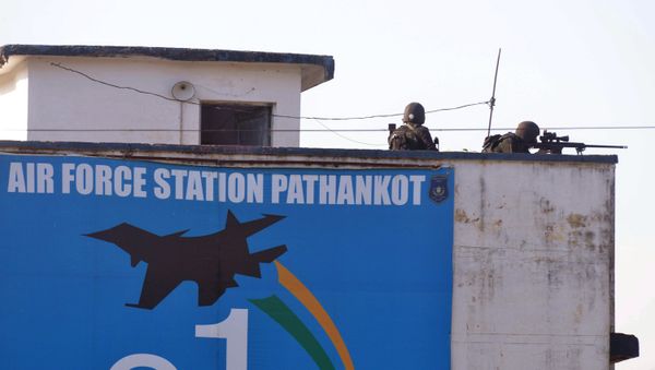 Indian commandos overlook the air force base in Pathankot on January 5, 2016 - Sputnik International