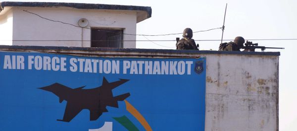 Indian commandos overlook the air force base in Pathankot on January 5, 2016 - Sputnik International