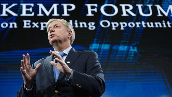 Sen. Lindsey Graham, R-S.C. speaks to the crowd at the Kemp Forum, Saturday, Jan. 9, 2016, in Columbia, S.C. - Sputnik International