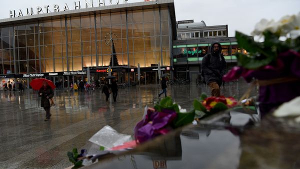Flowers and letters of protest are laid down on the steps in front of the Cologne main train station in Cologne, western Germany on January 11, 2016 Flowers and letters of protest are laid down on the steps in front of the Cologne main train station in Cologne, western Germany on January 11, 2016 - Sputnik International