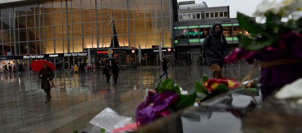 Flowers and letters of protest are laid down on the steps in front of the Cologne main train station in Cologne, western Germany on January 11, 2016 - Sputnik International