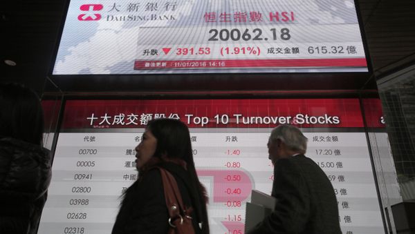 Passersby walk past an electronic board showing Hong Kong share index outside a local bank in Hong Kong, Monday, Jan. 11, 2016 Passersby walk past an electronic board showing Hong Kong share index outside a local bank in Hong Kong, Monday, Jan. 11, 2016 - Sputnik International