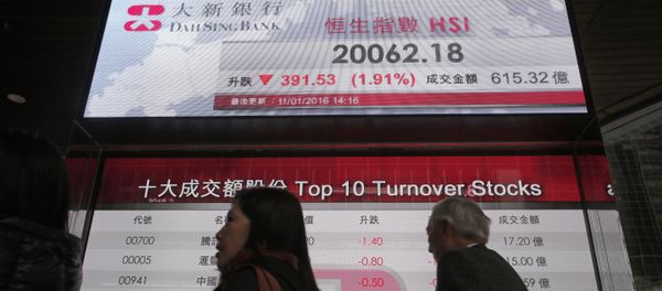 Passersby walk past an electronic board showing Hong Kong share index outside a local bank in Hong Kong, Monday, Jan. 11, 2016 Passersby walk past an electronic board showing Hong Kong share index outside a local bank in Hong Kong, Monday, Jan. 11, 2016 - Sputnik International