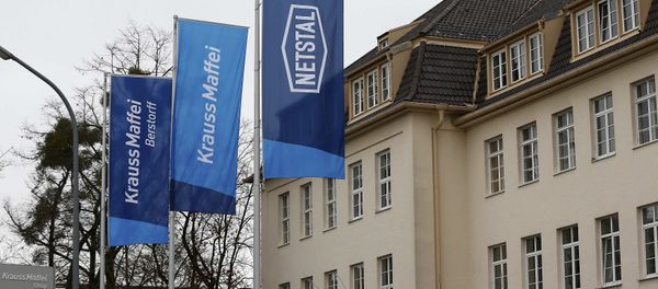 Flags flutter in front of a KraussMaffei company building in Munich, Germany, January 11, 2016 - Sputnik International