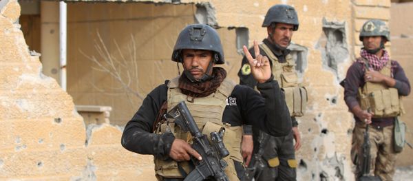 Members of Iraq's elite counter-terrorism service stand on December 27, 2015 in the Hoz neighbourhood in central Ramadi, the capital of Iraq's Anbar province, about 110 kilometers west of Baghdad, during military operations conducted by Iraqi pro-government forces against the Islamic State (IS) jihadist group - Sputnik International