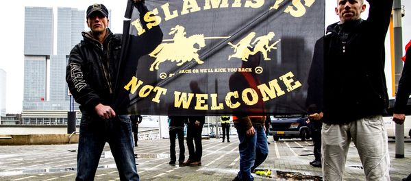 Supporters of Pegida (Patriotic Europeans Against the Islamisation of the West) hold a banner during a rally on November 29, 2015 in Rotterdam. - Sputnik International
