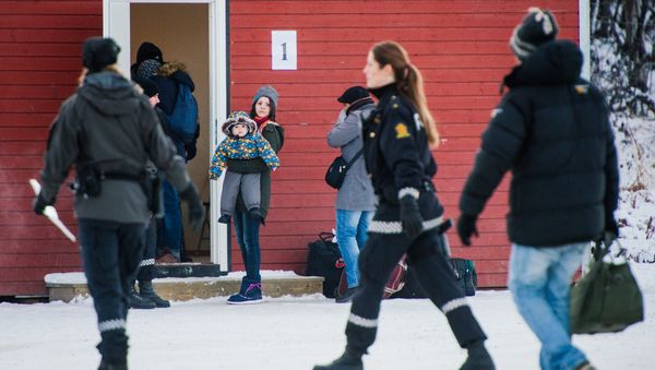 Refugees are welcomed upon arrival at the Norwegian border crossing station at Storskog after crossing the border from Russia on November 12, 2015 near Kirkenes Refugees are welcomed upon arrival at the Norwegian border crossing station at Storskog after crossing the border from Russia on November 12, 2015 near Kirkenes - Sputnik International