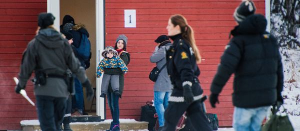 Refugees are welcomed upon arrival at the Norwegian border crossing station at Storskog after crossing the border from Russia on November 12, 2015 near Kirkenes - Sputnik International