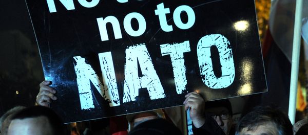 Protesters hold a placard reading No to war, no to NATO. - Sputnik International