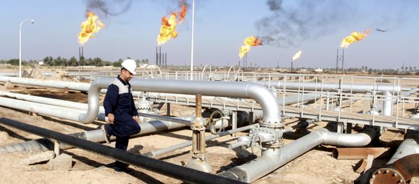A worker walks at Nahr Bin Umar oil field, north of Basra, Iraq December 21, 2015 A worker walks at Nahr Bin Umar oil field, north of Basra, Iraq December 21, 2015 - Sputnik International