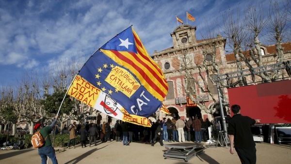 People wait for the start of the investiture session at the Catalunya Parliament in Barcelona, Spain, January 10, 2016 - Sputnik International