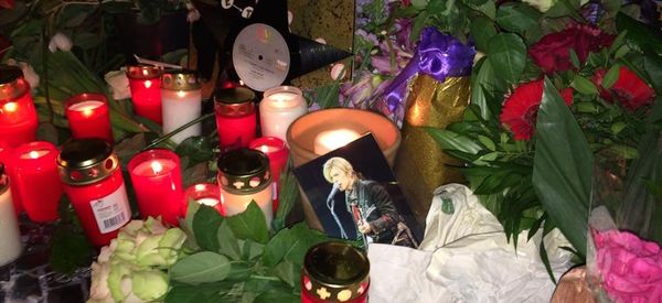 Fans gathered Monday night outside the Berlin apartment where British musician David Bowie lived in the 1970s.  Bowie passed away on Sunday after an 18-month battle with cancer. - Sputnik International
