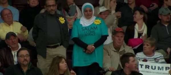 WATCH: Muslim Woman Chased Out of Trump Campaign Event by Angry Crowd - Sputnik International