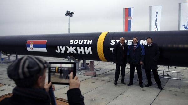 People have their photo taken next to the first section of the Gazprom South Stream natural gas pipeline in the town of Sajkas, 80 kilometers (50 miles) north of Belgrade, Serbia, Sunday, Nov. 24, 2013 - Sputnik International